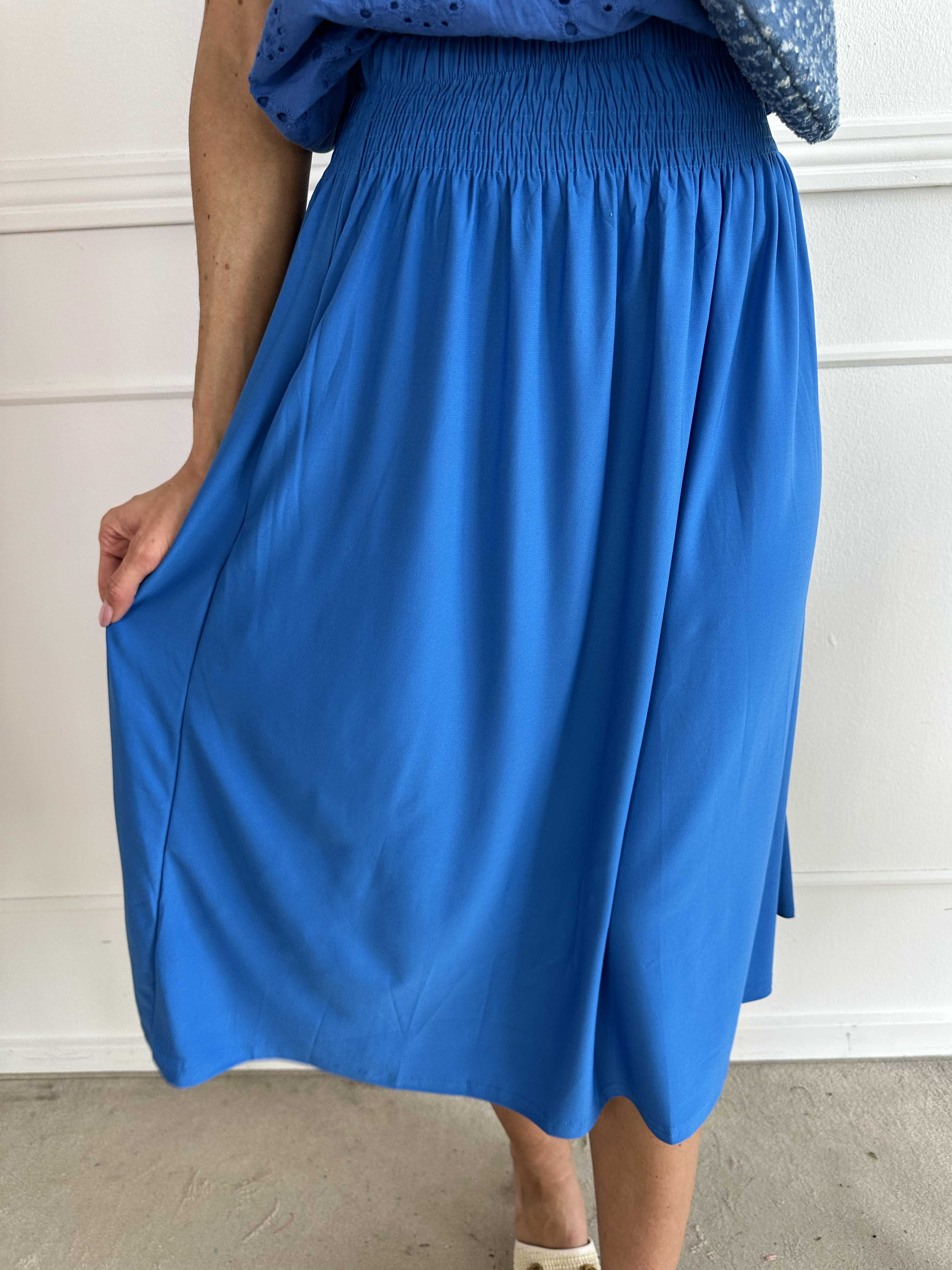 Pams Plain Midi Skirt - Nederdel i stretchy stof med lommer